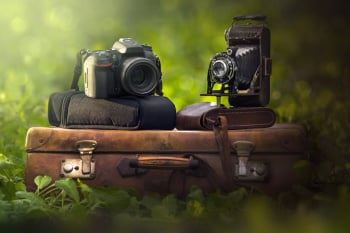 fotocamera e valigia vintage e reflex