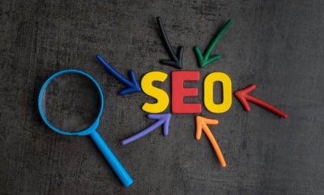 ilustraçao da palavra seo com lupa ao lado em fundo cinza