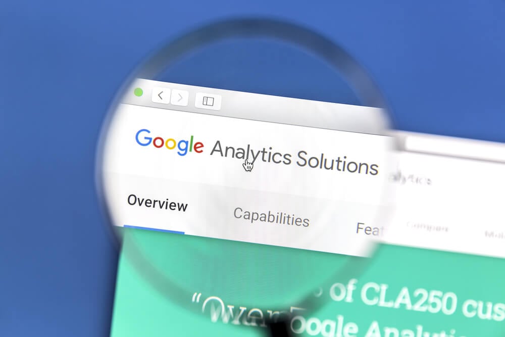 lupa destacando cabeçalho de site em tela de computador do google analytics soluções