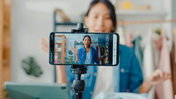 influencer se gravando em mais um vídeo pago