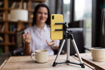 influencer fazendo um novo vídeo com celular posicionado no tripé