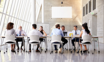 reunião entre equipe de marketing e vendas