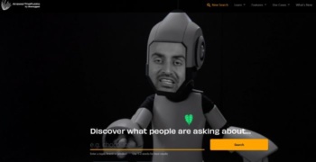 عکسی از نیل پاتل در نقش یک ربات. 
