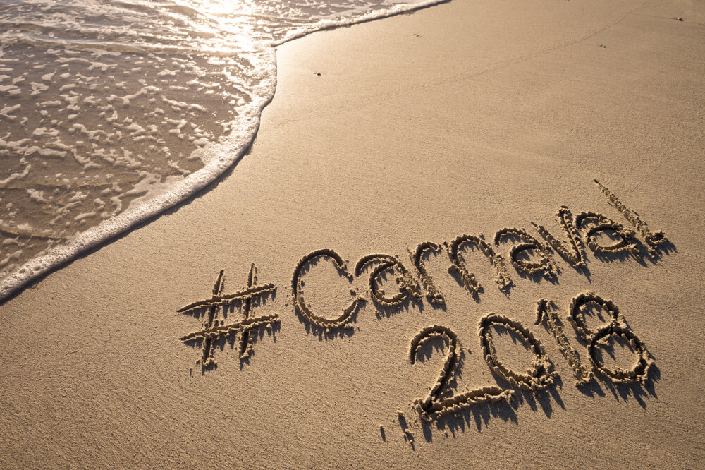 carnaval 2018 escrito na areia da praia