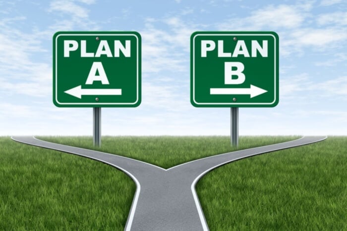 dois caminhos com placas indicando planos A e B