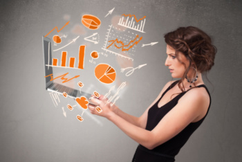 profissional analista de marketing segurando laptop