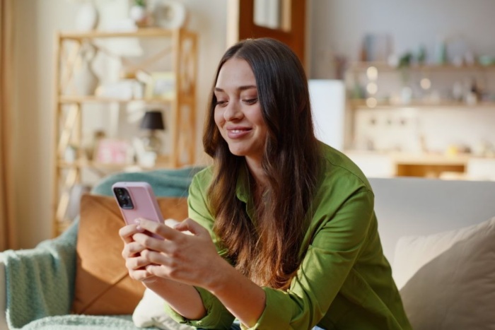 Consumidora visualizando produtos no Google Shopping em um smartphone.