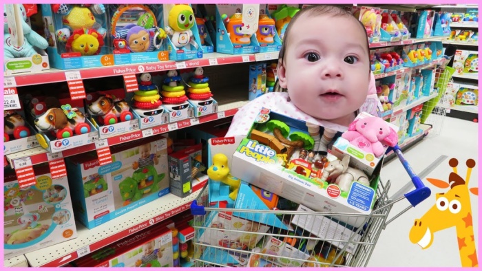 criança pegando brinquedo