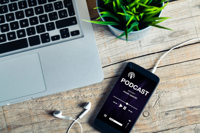 podcast sendo ouvido no smartphone