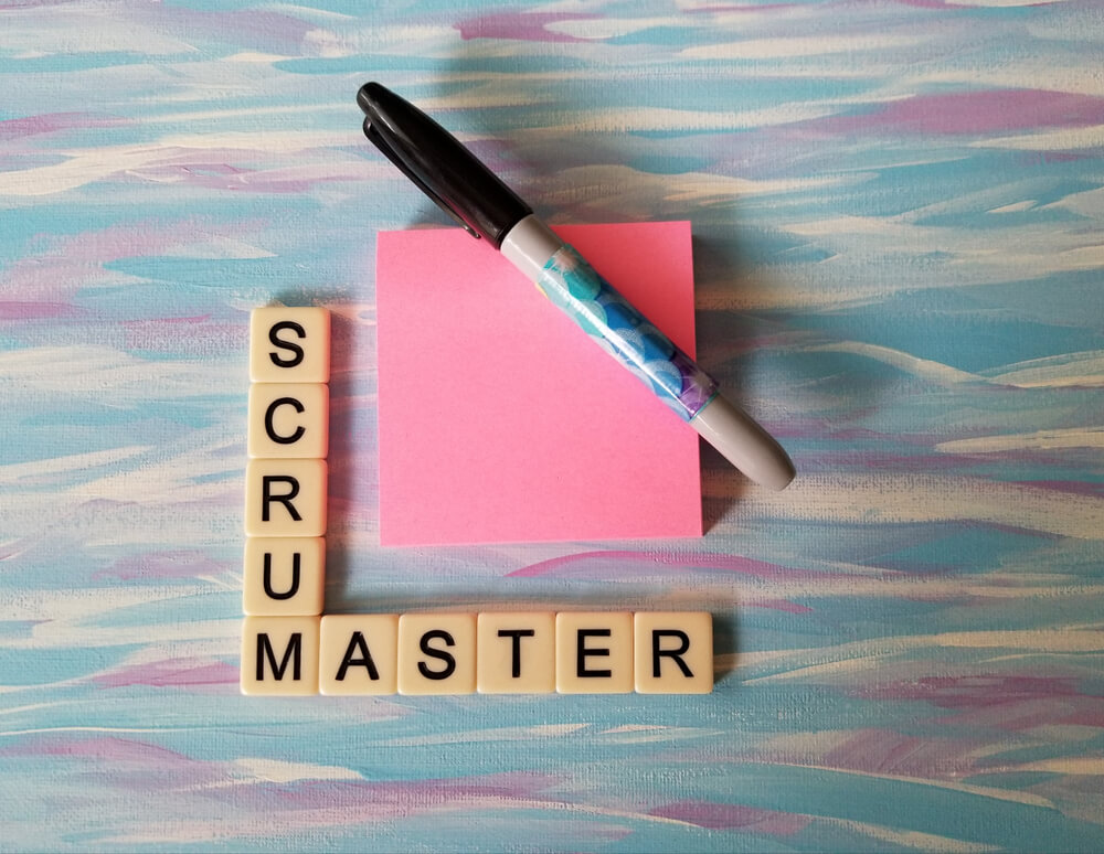 bloco colorido e anotações caneta e letras formando o tíitulo scrum master