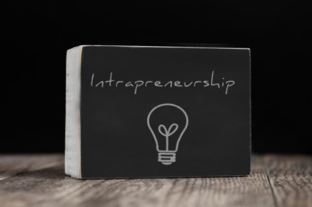 caderno preto sobre mesa intitulado Intraempreendedorismo em inglês