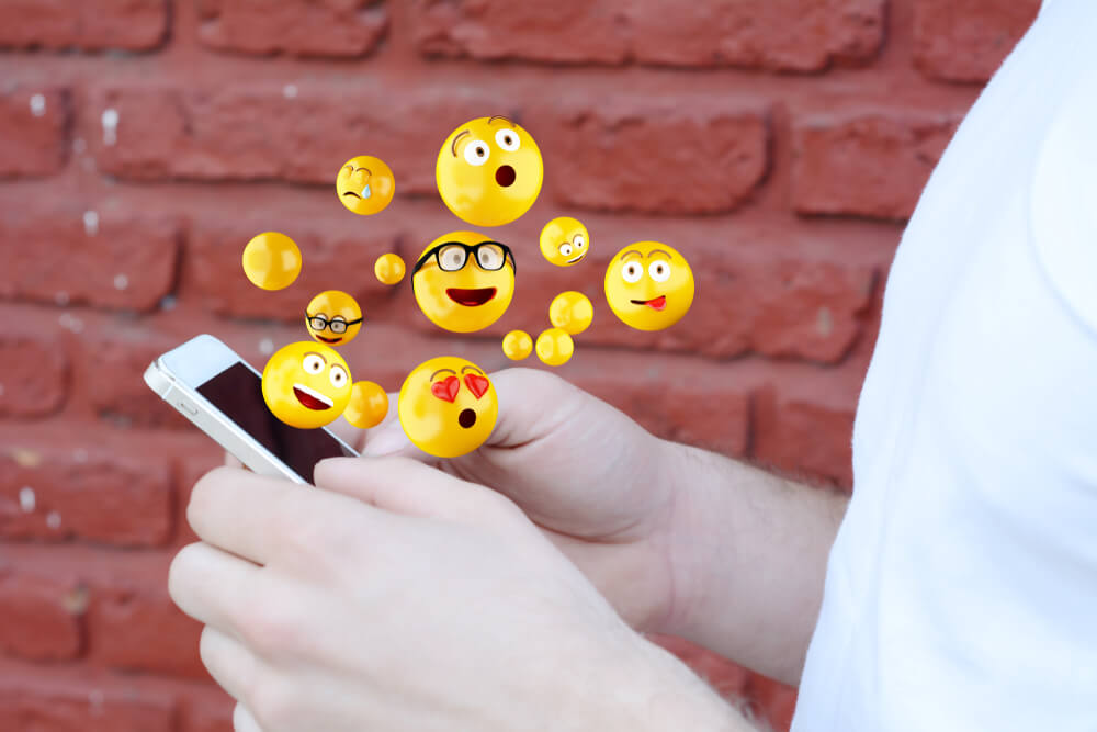 emojis saindo de smartphone