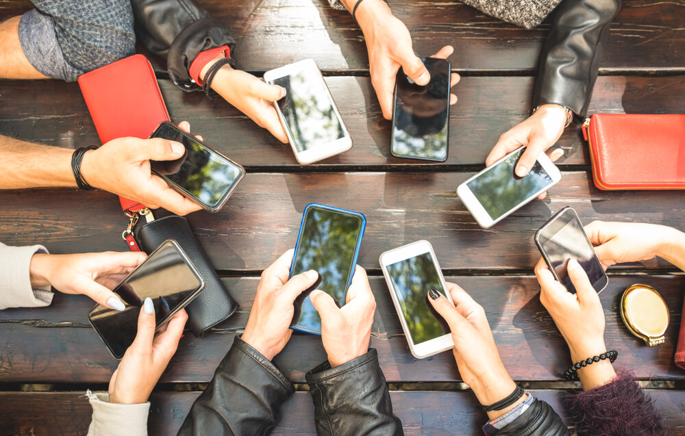 grupo com smartphones