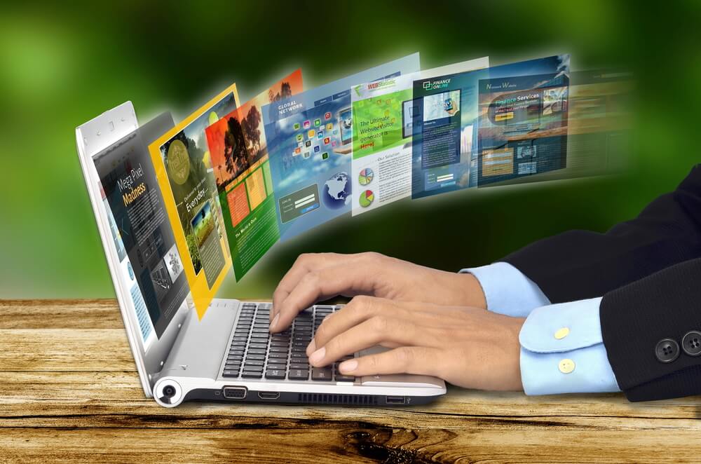 homem acessando laptop com váriaspáginas de site