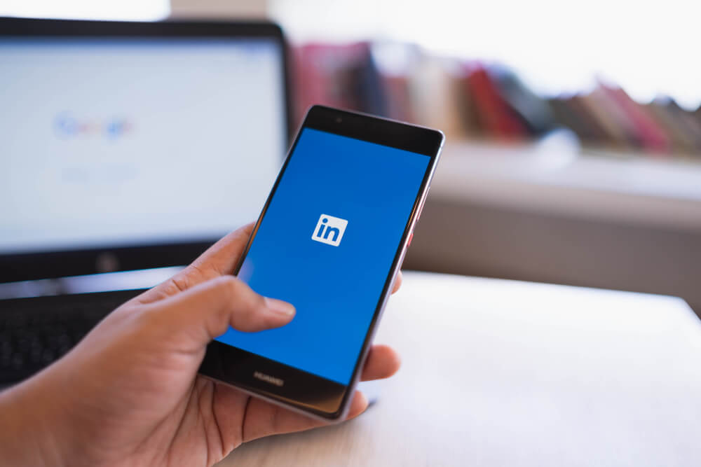 início do app LinkedIn em smartphone