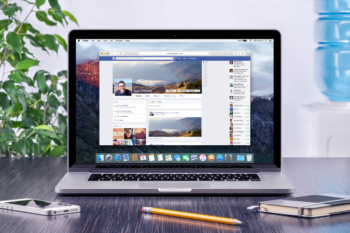 laptop acessando página do facebook