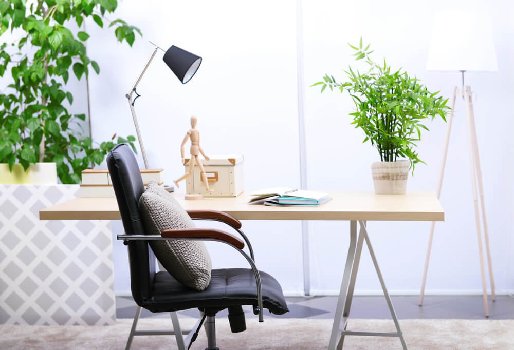 mesa de home office com cadeira e almofada