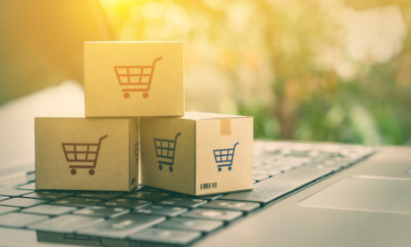 mini caixas de compras em cima de laptop