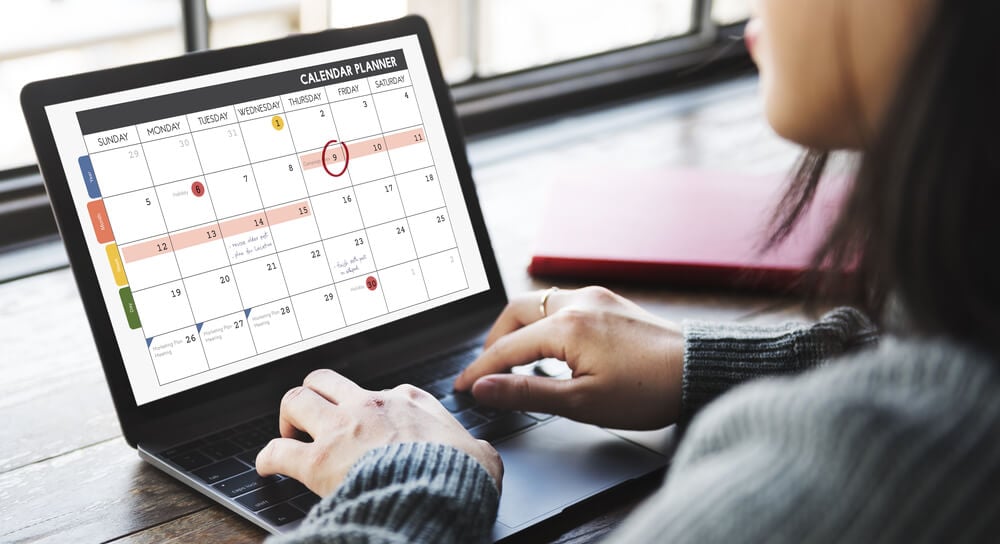 moça em laptop criando calendário