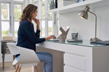 mulher trabalhando em home office