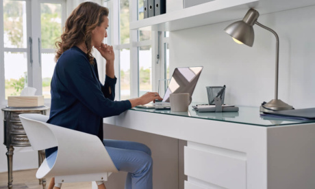 mulher trabalhando em home office
