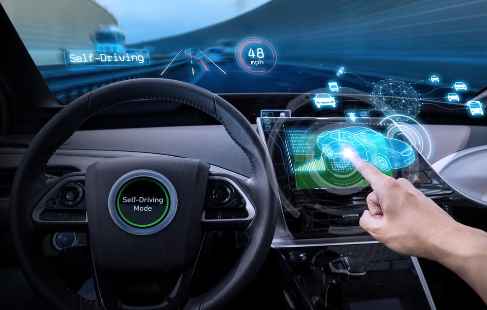  parte interna de carro com relacionados a tecnologia de direção autonoma e internet das coisas no dia a dia
