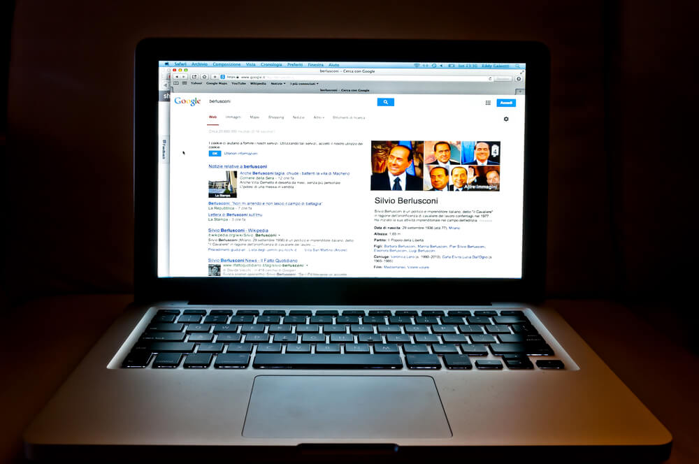 pesquisa no google em laptop