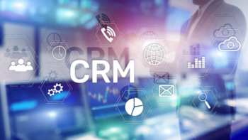 símbolos sob imagem de homem de negócios sobre CRM