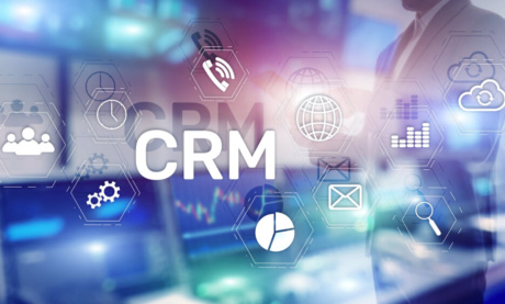 símbolos sob imagem de homem de negócios sobre CRM