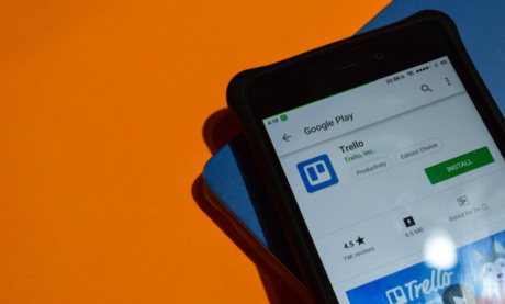 smartphone com tela de download do app Trello
