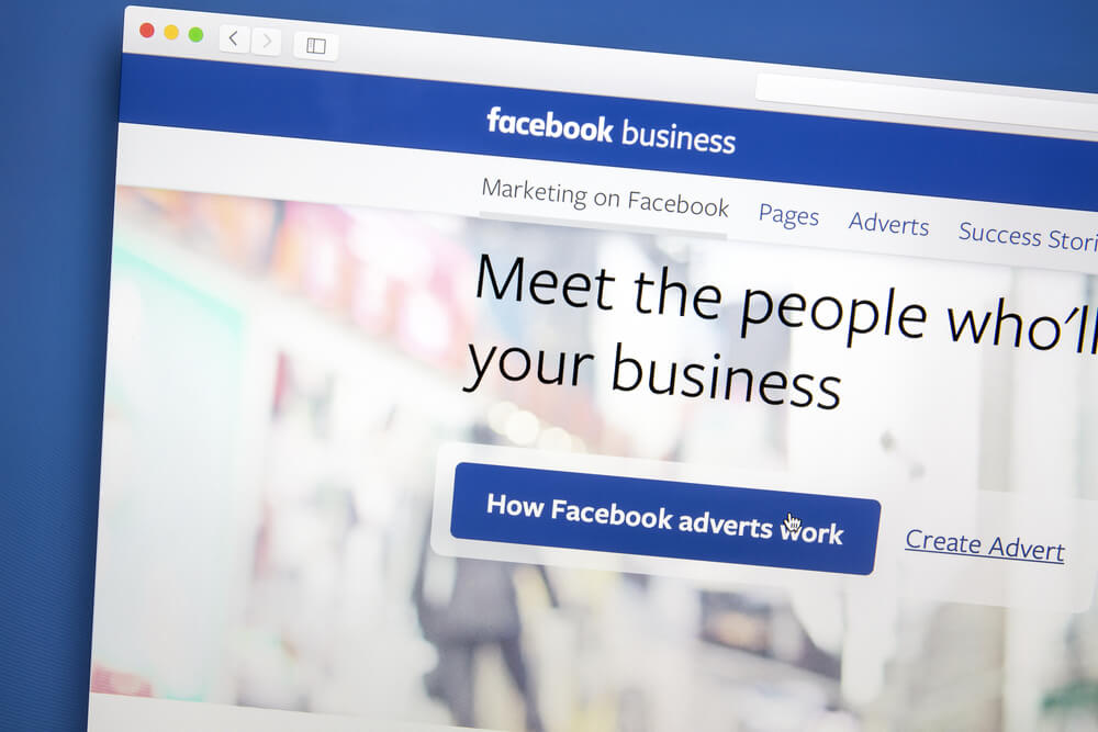 tela de laptop na página de criação do facebook business