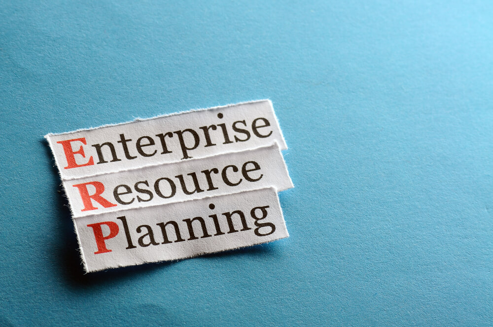 título Enterprise Resourcing Planning em papel com sigla ERP