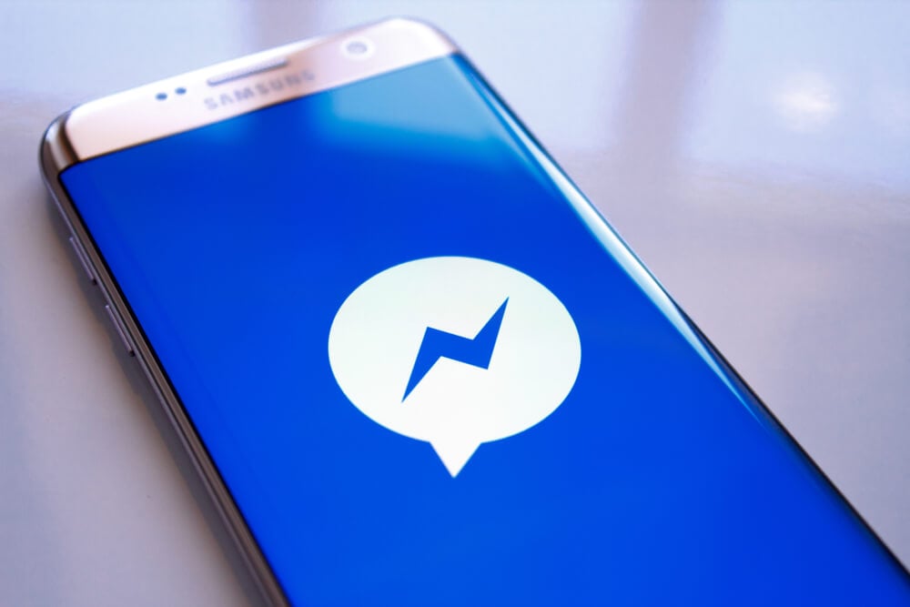 tela de celular com o logo do Facebook Messenger