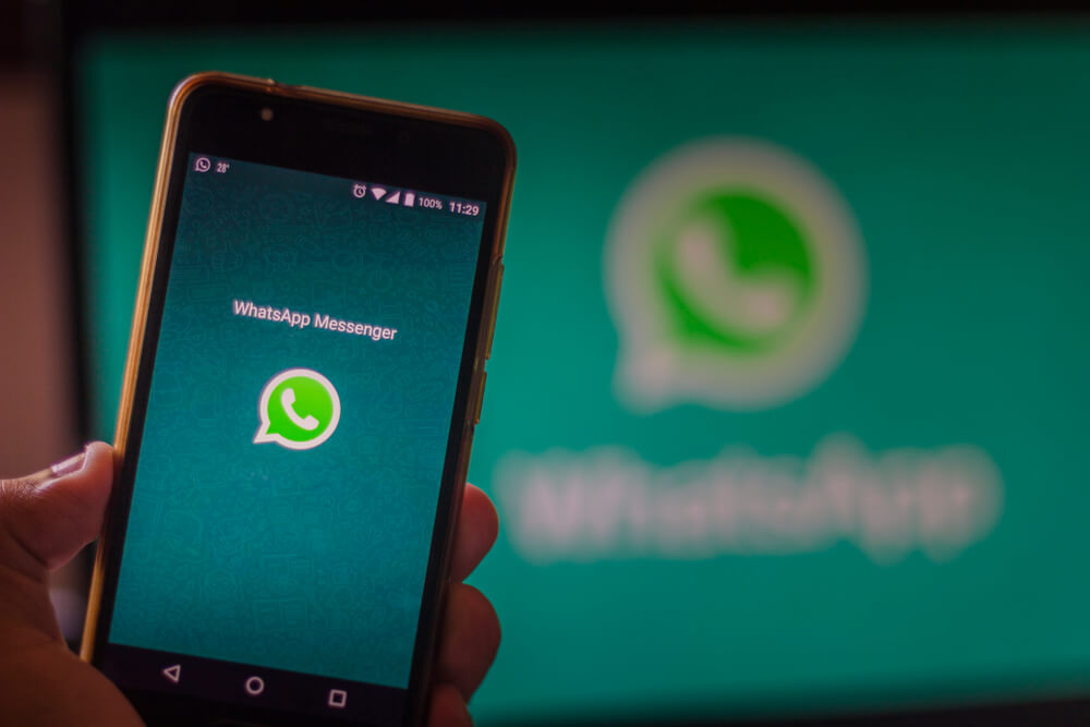 tela de celular com o logo do whatsapp
