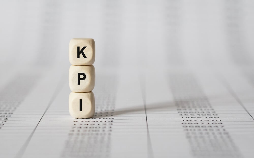 bloquinhos montando a sigla referente a análise de performance KPI