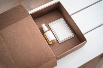 caixa de assinatura com produto de beleza em seu interior