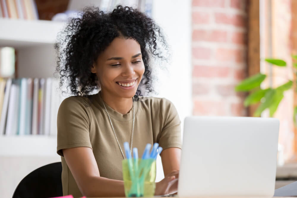 cliente sorridente acessando laptop