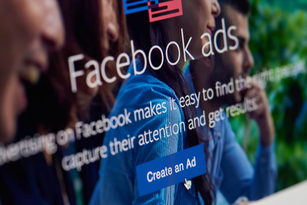 computador com a palavra facebook ads em tela