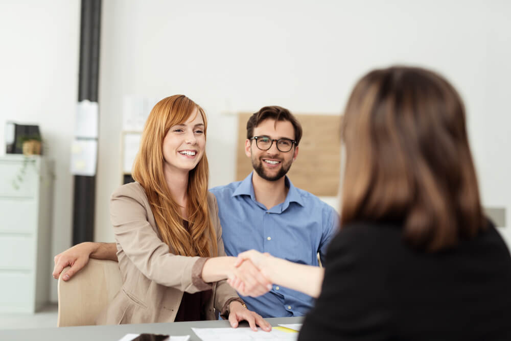 comunicaçao entre atendente e casal de clientes 