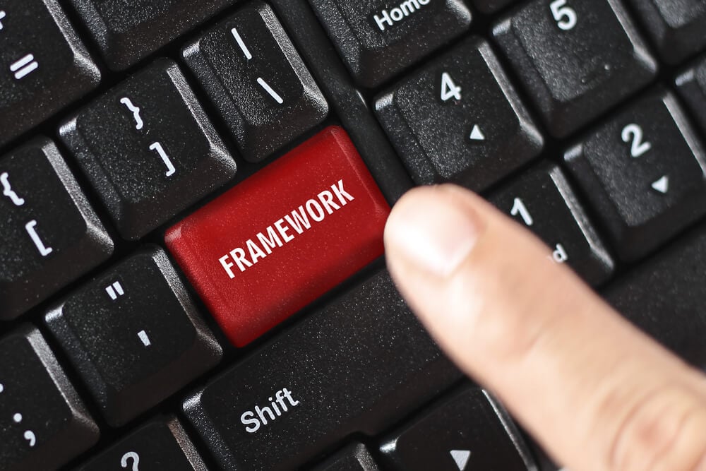 dedo indicando uma tecla framework no teclado