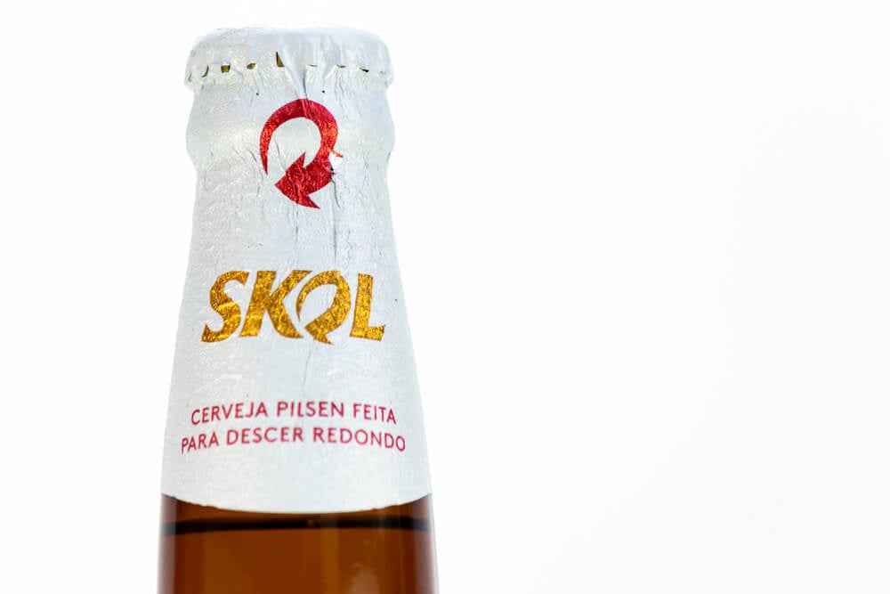 embalagem com logo e slogan da marca de cervejas brasileiras Skol
