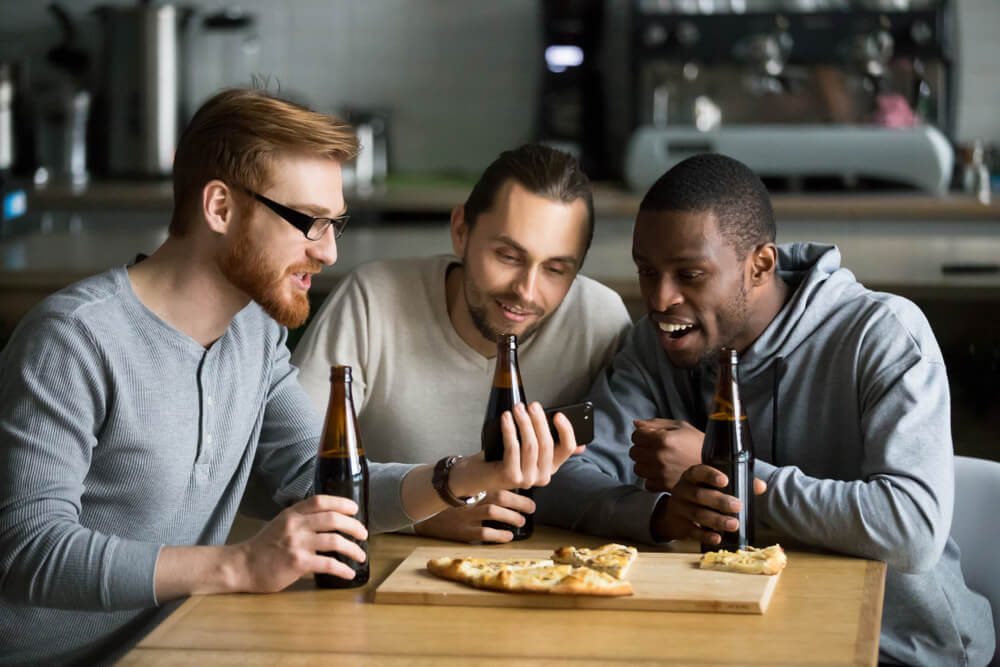 engajamento de trio de amigos vendo vídeo no smartphone