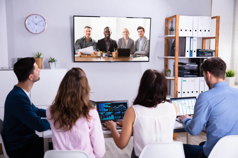 equipe acompanhando vídeo institucional em tv