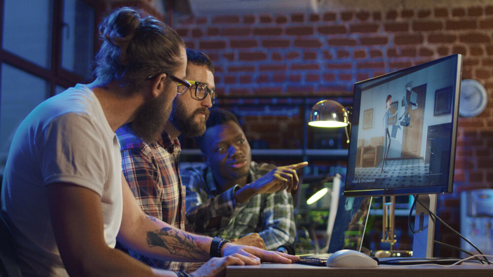 equipe em frente a tela de computador em processo de criação de motion graphics