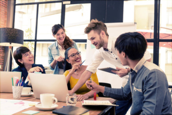 equipe em processo de comunicação interna de empresa