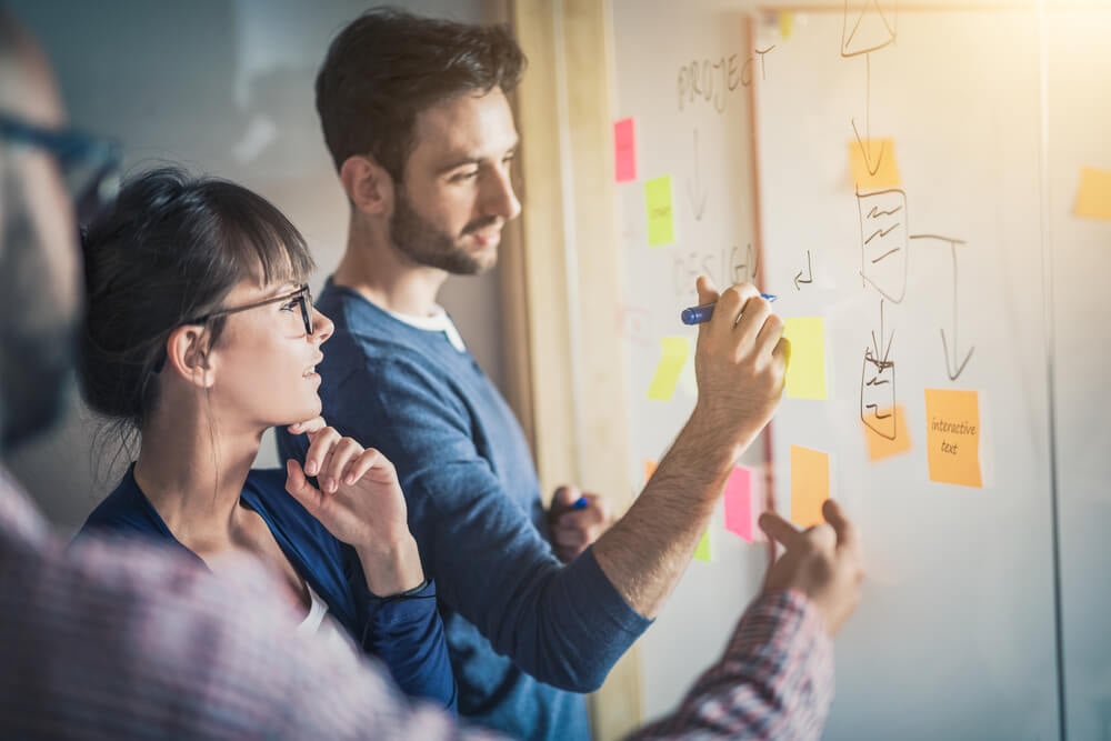 equipe reunindo ideias em reunião 