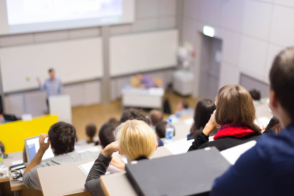 estudantes em meio a aula de universidade de relaçoes publicas