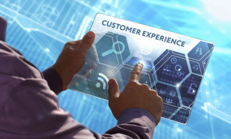 homem assinalando tablet com conteúdo sobre customer experience