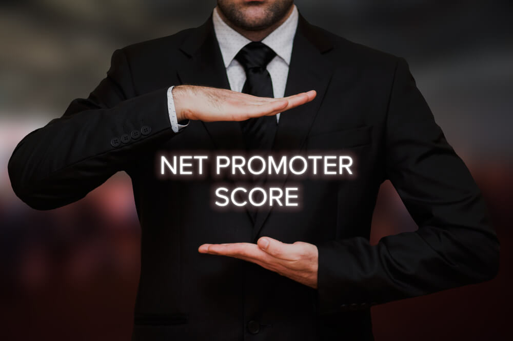 homem executivo assinalando título sobre Net Promoter Score