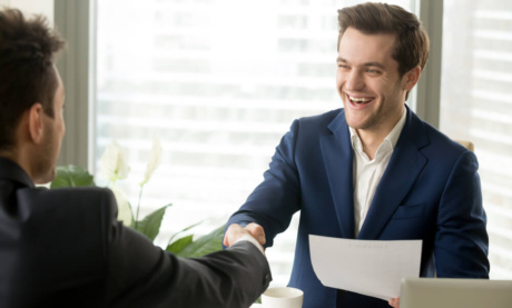 homem executivo cumprimentando cliente fiel